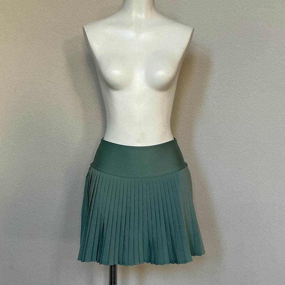 ALO Yoga Grand Slam Tennis Skirt in Botanical Green - Picture 5 of 12